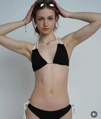Imagem marcada com: Ava Rivello, Brunette, Skinny, Tummy, American, Bikini, Cute, Eyes, Piercing