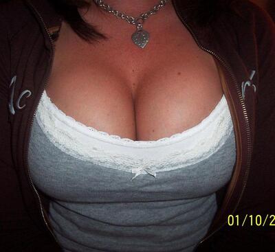 Imagem marcada com: Boobs, Busty