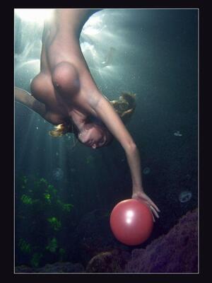 Imagem marcada com: Boobs, Under water