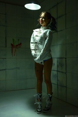 Imagem marcada com: American, Brazzers.com, Brunette, Legs, Riley Reid