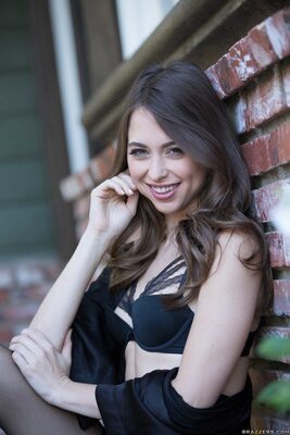 Imagem marcada com: American, Brazzers.com, Brunette, Riley Reid, Smiling, Lingerie
