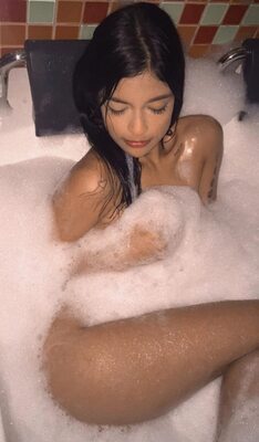 Imagem marcada com: Bath, Brunette