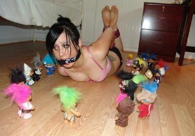 Imagem marcada com: Brunette, Bondage, Funny