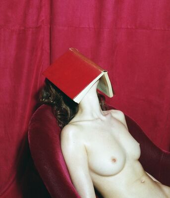 Imagem marcada com: Book, Brunette, Boobs