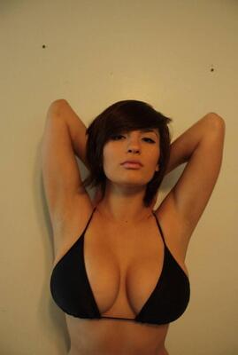 Imagem marcada com: Bikini, Brunette, Busty