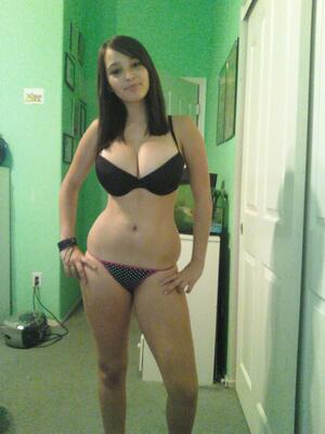 Imagem marcada com: Brunette, Busty, Boobs, Lingerie