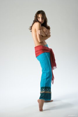 Imagem marcada com: Brunette, Busty, Boobs