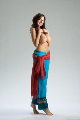 Imagem marcada com: Brunette, Busty