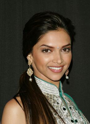 Imagem marcada com: Brunette, Deepika Padukone, Indian, Smiling, Celebrity - Star, Face, Safe for work