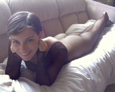 Imagem marcada com: Brunette, Fishnet, Smiling
