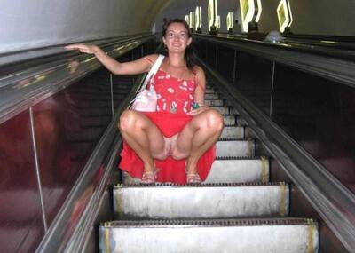 Imagem marcada com: Brunette, Flashing, Public, Pussy