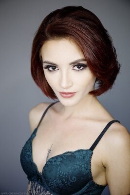 Imagem marcada com: Brunette, Lingerie