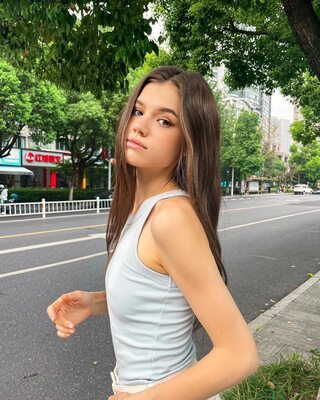 Imagem marcada com: Brunette, Skinny, Cute, Eyes