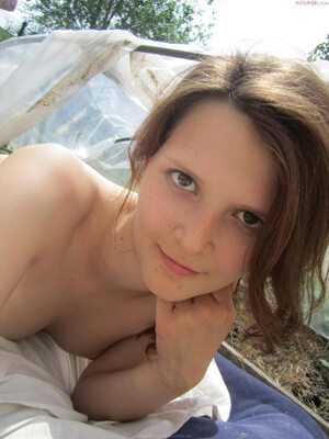 Imagem marcada com: Brunette, Small Tits, Face, Cute, Eyes, Nature