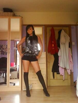 Imagem marcada com: Brunette