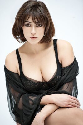 Imagem marcada com: Brunette