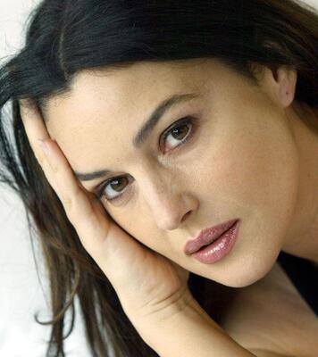 Imagem marcada com: Brunette