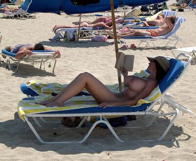 Imagem marcada com: Beach, Busty, Boobs