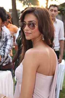 Imagem marcada com: Deepika Padukone, Brunette, Indian, Celebrity - Star, Safe for work