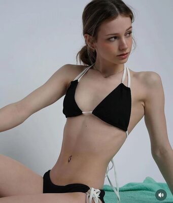 Imagem marcada com: Skinny, American, Ava Rivello, Bikini, Brunette, Piercing, Cute, Tummy
