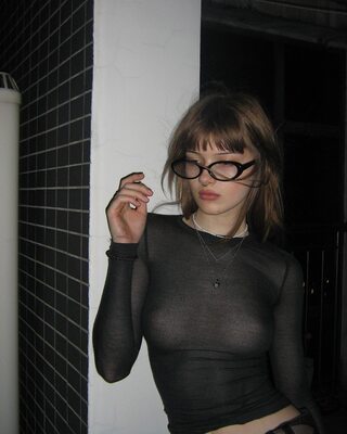 Imagem marcada com: Skinny, Brunette, Piercing