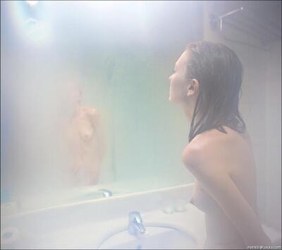 Imagem marcada com: Skinny, Brunette, Small Tits